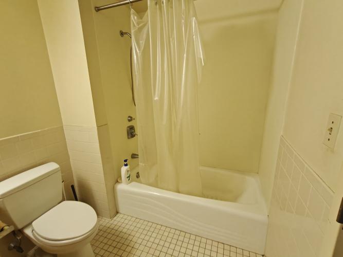 Bathroom with toilet and bathtub