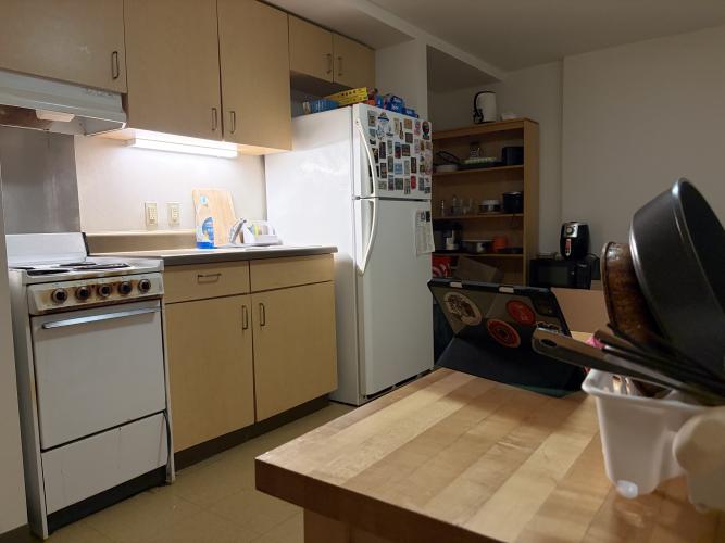 Fully furnished kitchen with kitchenwares to use (plz contact me first)