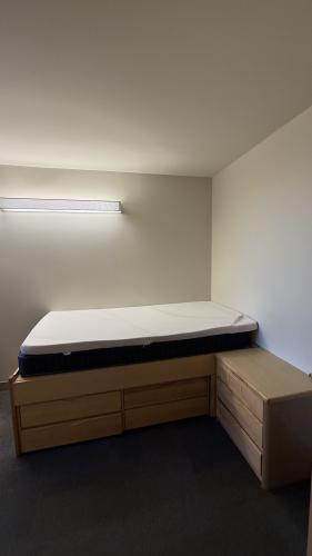 Single bed (topper included)
