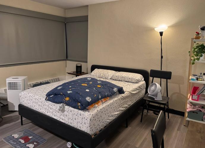 Queen sized bed with memory foam mattress